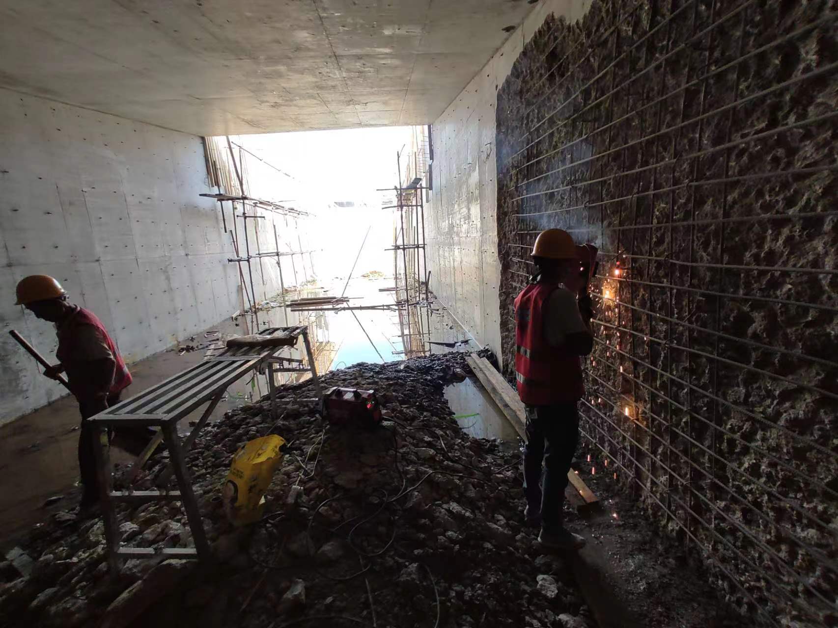 庆城挖断承重墙导致楼体开裂，加固施工方案出炉